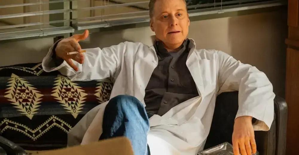 7 Momentos em que Alan Tudyk Surpreendeu como Mestre do Disfarce